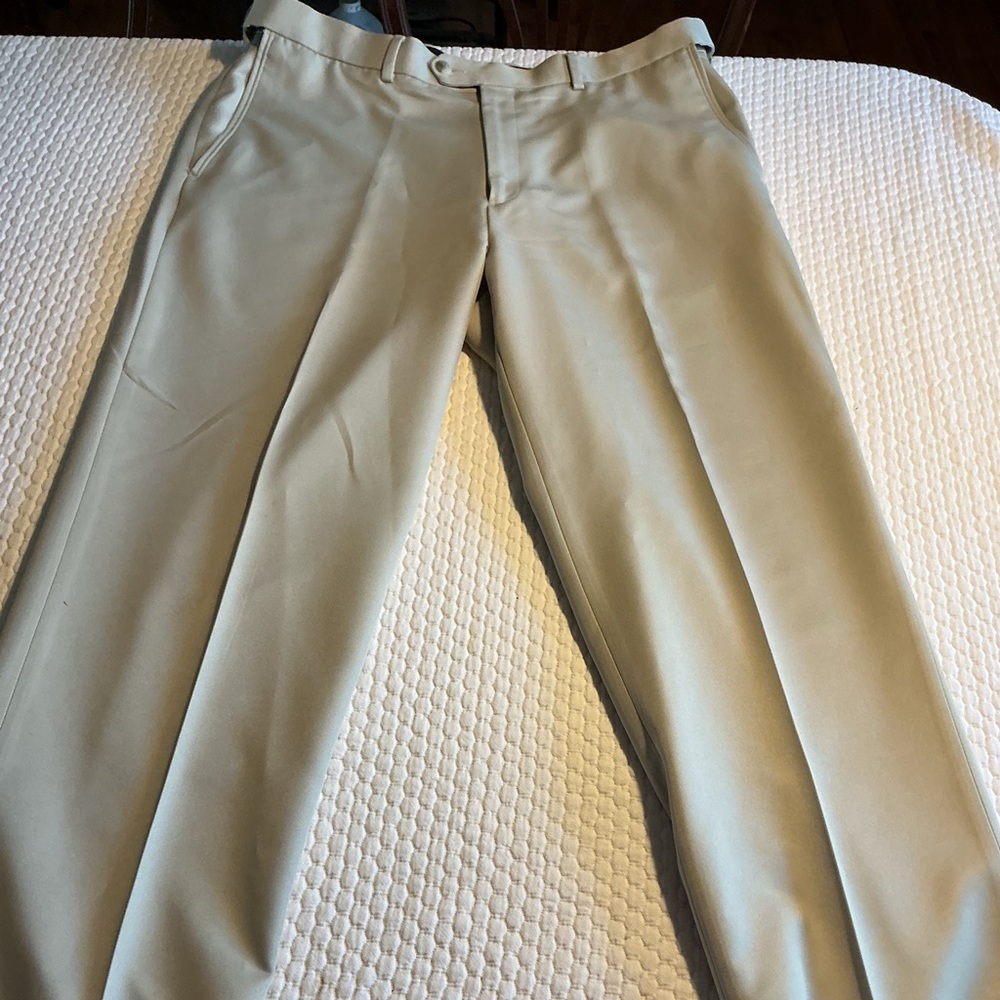 Roundtree & Yorke Men's Dress Pants in Light Khaki